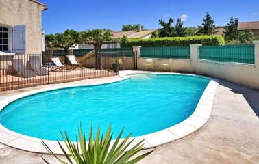 Gîte pour 8 personnes, avec terrasse et piscine à Rognonas