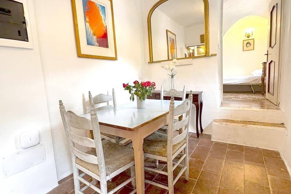 Apartamento entero, Apartment in the 14th century castle walls Vaulted ceilings Romantic Sleeps 3 in Isolabona, Alpes Ligures
