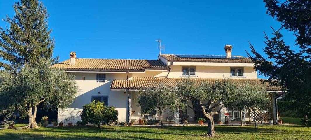 Location de vacances pour 3 personnes, avec vue et jardin à Introdacqua - 2