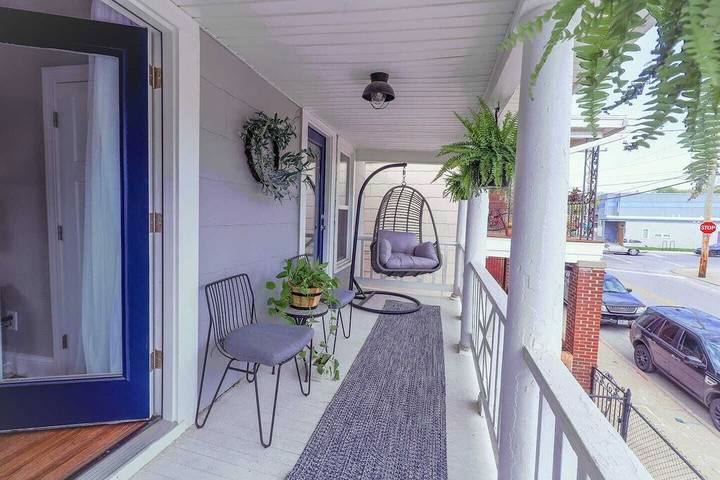 Vacation rental for 15 people, with yard in Kansas City