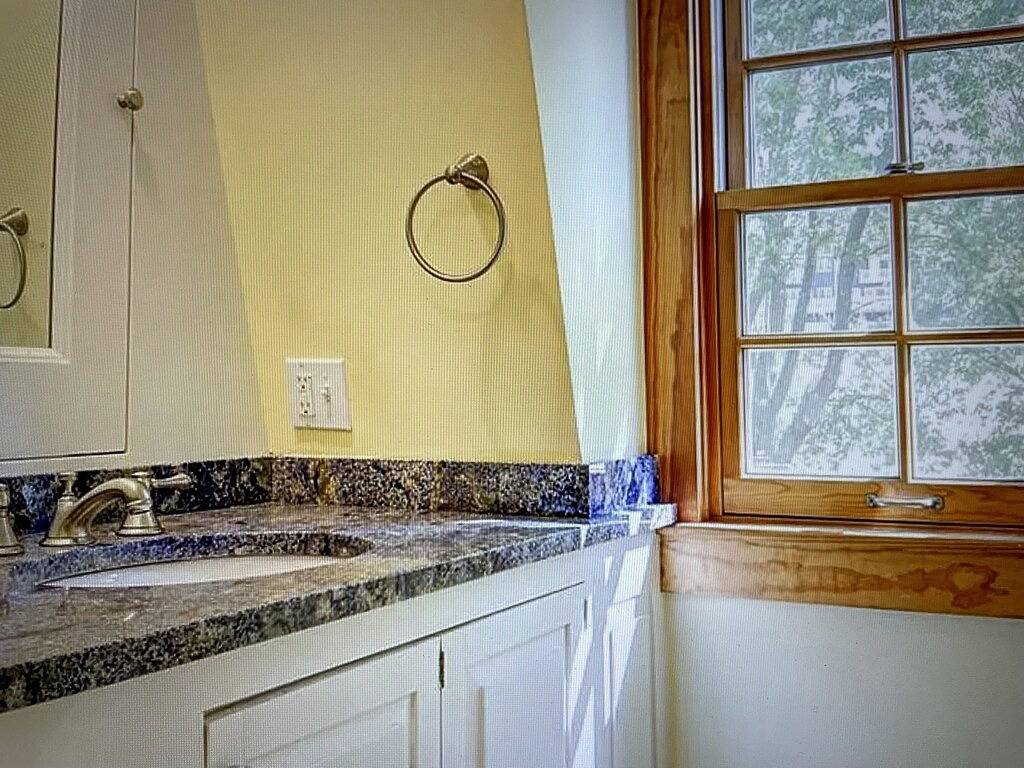 Spacious Getaway with Sauna, Close to Newport & Beaches in Middletown, Newport County