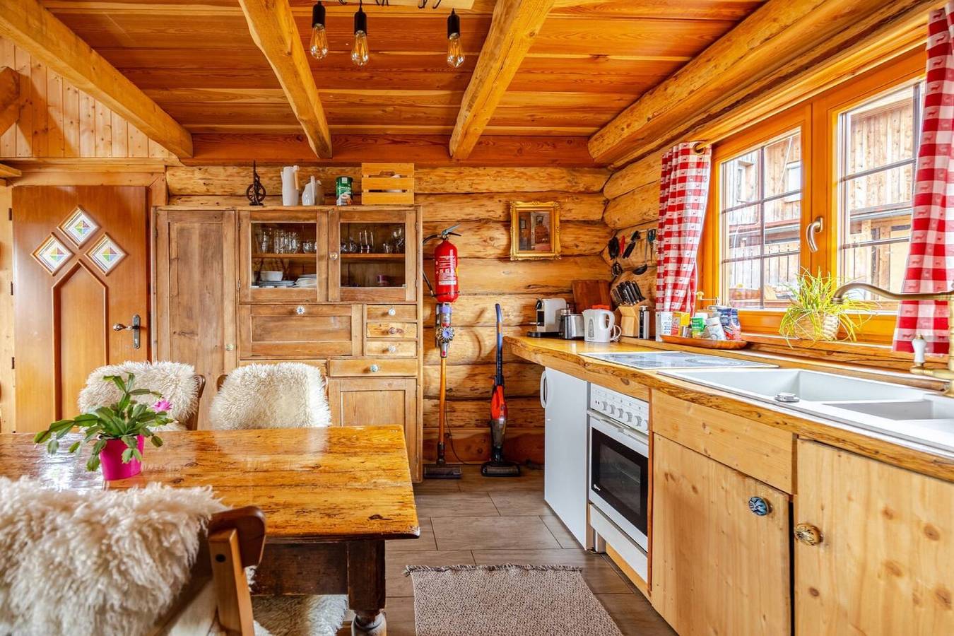 Chalet 'Naturstammhaus Almhütte' con vista montagna, terrazza privata e Wi-Fi in Klagenfurt am Wörthersee, Klagenfurt - Villach e dintorni