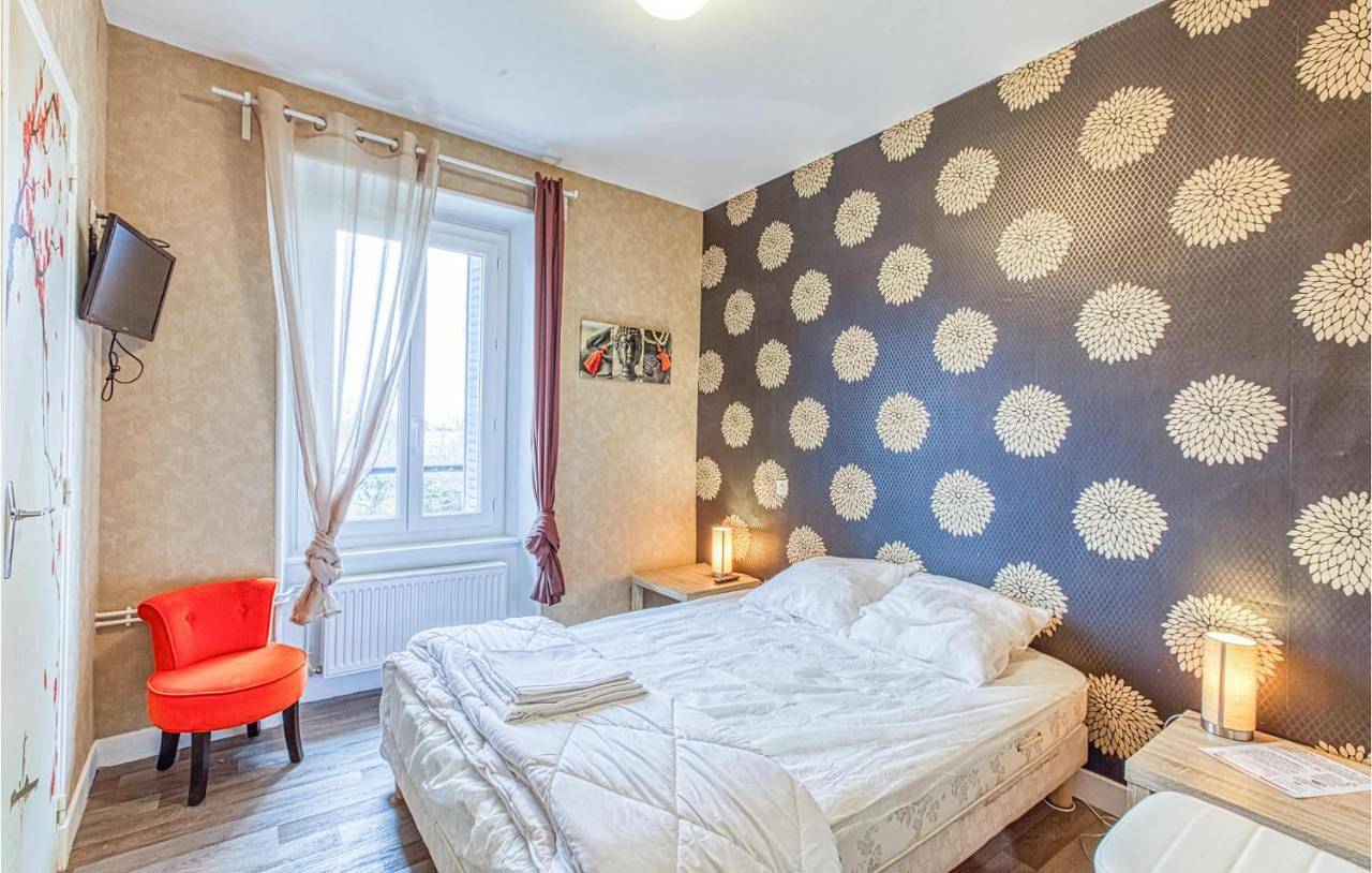 Seventeen-Bedroom Holiday home in Lacroix-Barrez, Aveyron