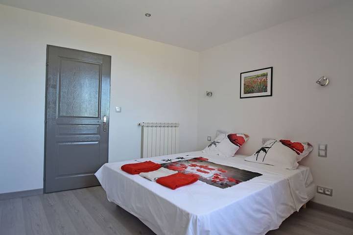 Location de vacances pour 8 personnes, avec Terrasse ainsi que Jardin et Piscine à Montouliers - 3