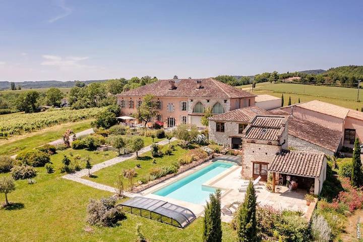 Location de vacances pour 14 personnes, avec piscine ainsi que vue et jardin à Le Verdier