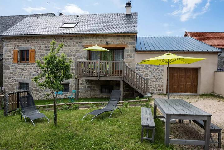 Gîte pour 6 personnes, avec Balcon et Terrasse ainsi que Jardin et Piscine à Chaliers