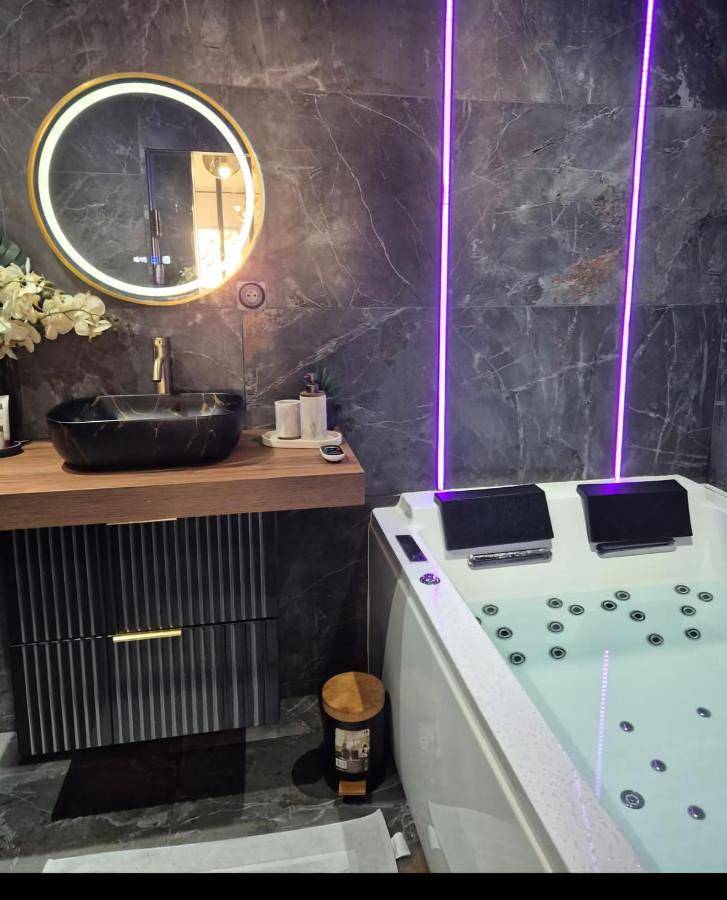 Appartement entier, Loveroom La Petite Suite avec Spa in Brest, Région de Brest