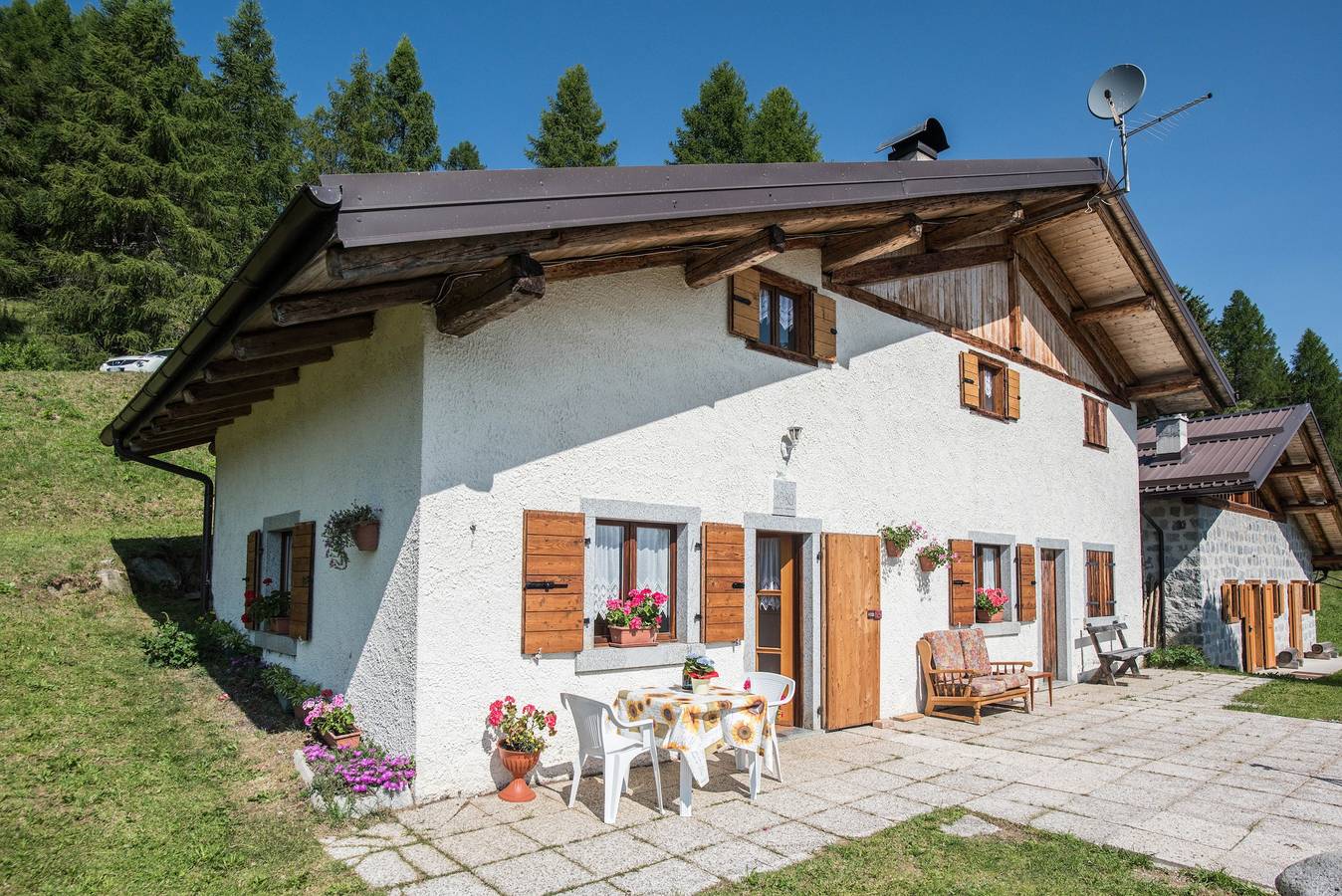 Ganze Wohnung, Ferienwohnung "Baita Località Cap" mit Garten & Bergblick in Roncone, Sella Giudicarie