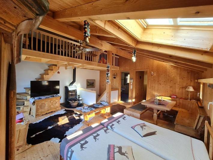 Ferienhaus für 9 Personen, mit Balkon und Whirlpool sowie Terrasse und Garten