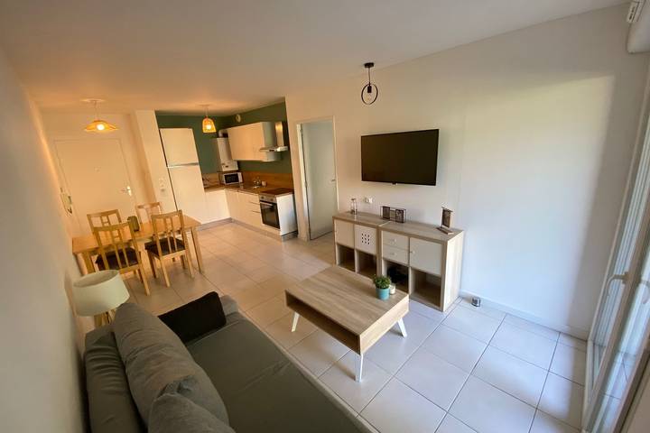 Gîte pour 4 personnes, avec terrasse et piscine, adapté aux familles à La Valette-du-Var - 2