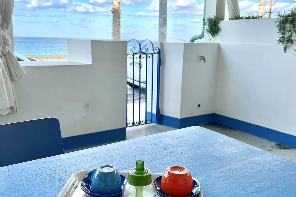 Die ehemalige Fischerhaus vor dem Meer und der Strand von Capo d'Orlando in Capo d'Orlando, Messina Provinz