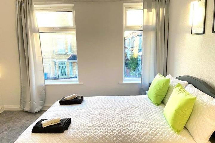 Kisobi Home Bedroom 1 in Kingston-upon-Hull, Yorkshire and the Humber