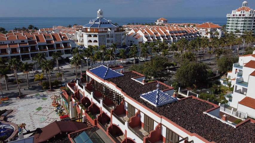 Appart’hôtel pour 4 personnes, avec vue et terrasse ainsi que bassin pour enfant et piscine