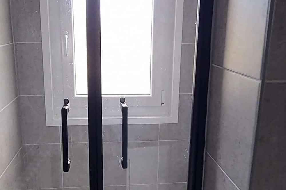 Appartement entier, 3p apartment with quiet balconies in lively Wifi area in Calais, Région de Calais