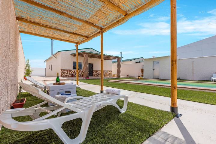 Casa rural con piscina para 8 personas, con jardín, Se admiten mascotas en Sierra Sur de Sevilla - 3