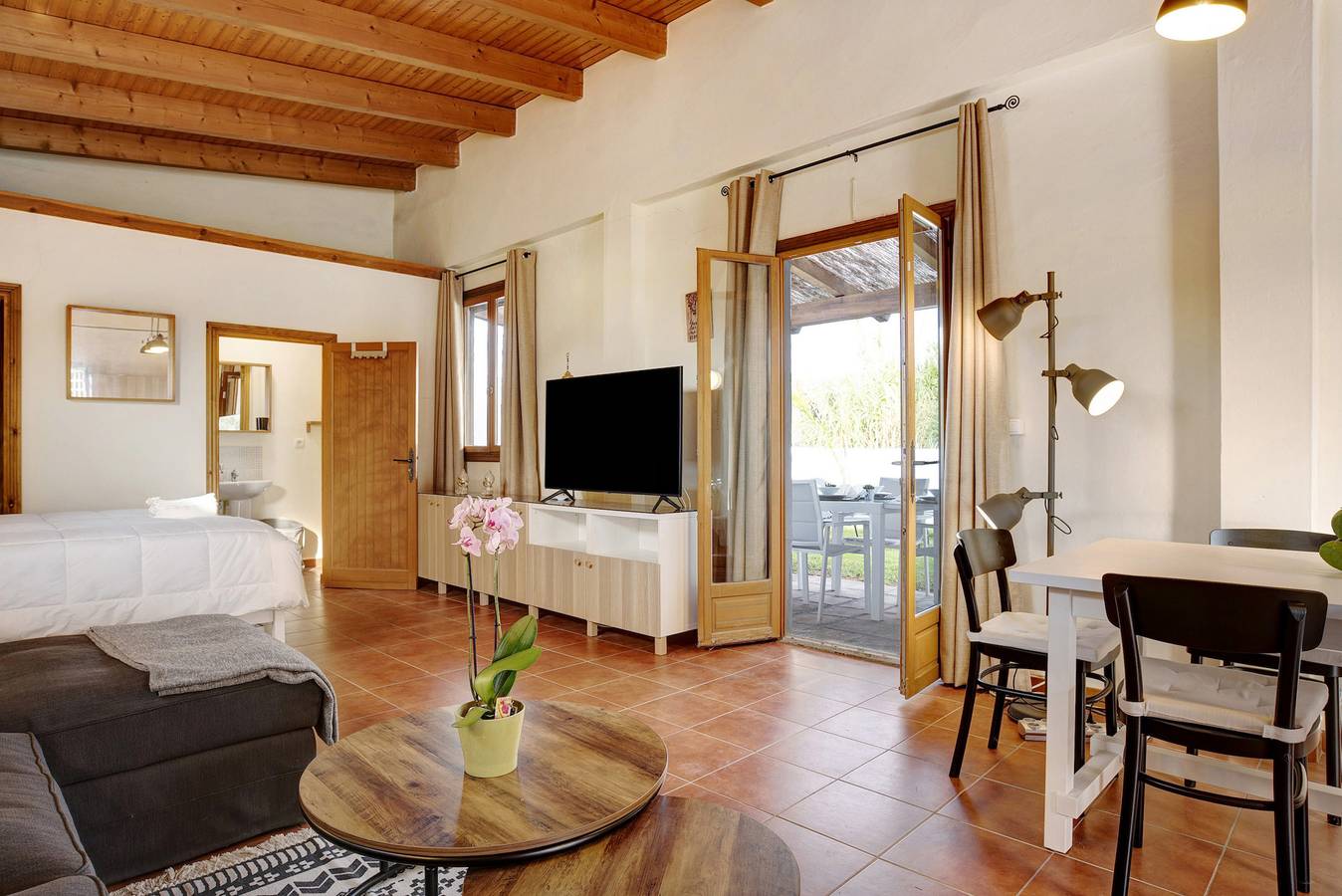 Entire studio, Loft 'Villa la Luna La Casita' with Shared Pool, Terraces & Wi-Fi in Vejer de la Frontera, Costa de la Luz