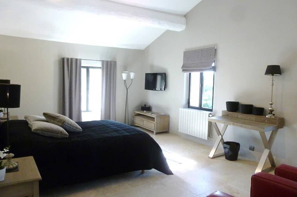 Renovated old farmhouse South Avignon, wooded park, swimming pool, tennis in Rognonas, Arles und Umgebung