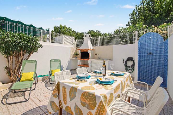 Holiday Home 'Lemon Tree House' with Private Terrace, Wi-Fi and Air Conditioning in Manta Rota, Vila Nova de Cacela