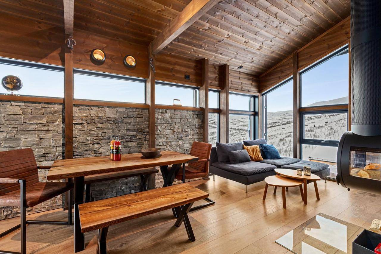 Mountain Cabin with Stunning Views, Extra Space Available in Sogndal 