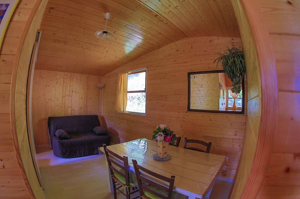 Au Calme  Chalets en bois  2 a 3  personnes  un couple et 1  enfant en bas age in La Bastide-Clairence, Région de Bayonne
