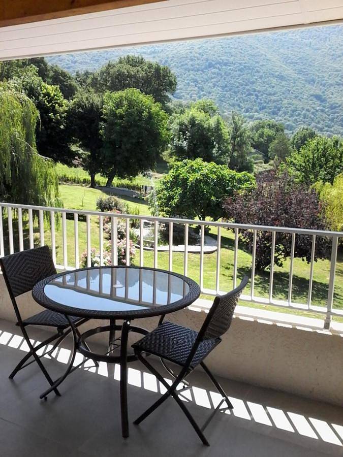 Gîte pour 2 personnes, avec terrasse ainsi que jardin et vue à Ore