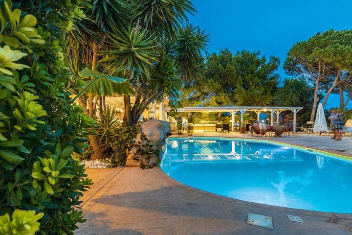 Apartahotel para 3 personas, con piscina y vistas además de piscina para niños y jardín en Cerdeña