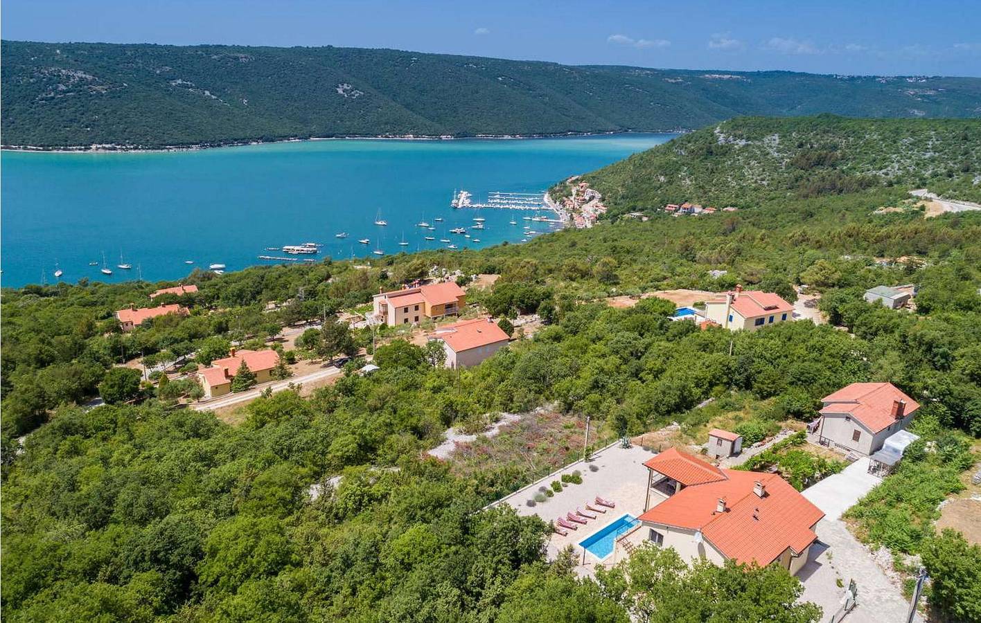 Charmant appartement de 2 chambres avec piscine, terrasse et situé près du littoral in Raša, Côte Est de l'Istrie