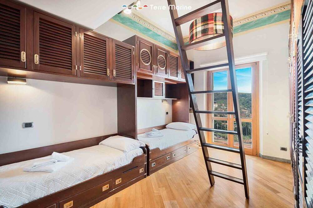 Pour Votre vacances à La Spezia on Vous présente Villa Bianca!Située au-dessus d'une colline avec une piscine privée et une vue charmante sur la ville, est le choix idéal pour s'immerger dans le relax et profiter totalemente des vos vacances.Avec ca in La Spezia, Riviera di Levante