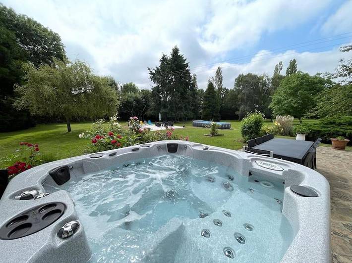 Maison de vacances pour 8 personnes, avec Jacuzzi et Terrasse ainsi que Jardin et Piscine à Nogent-le-Rotrou