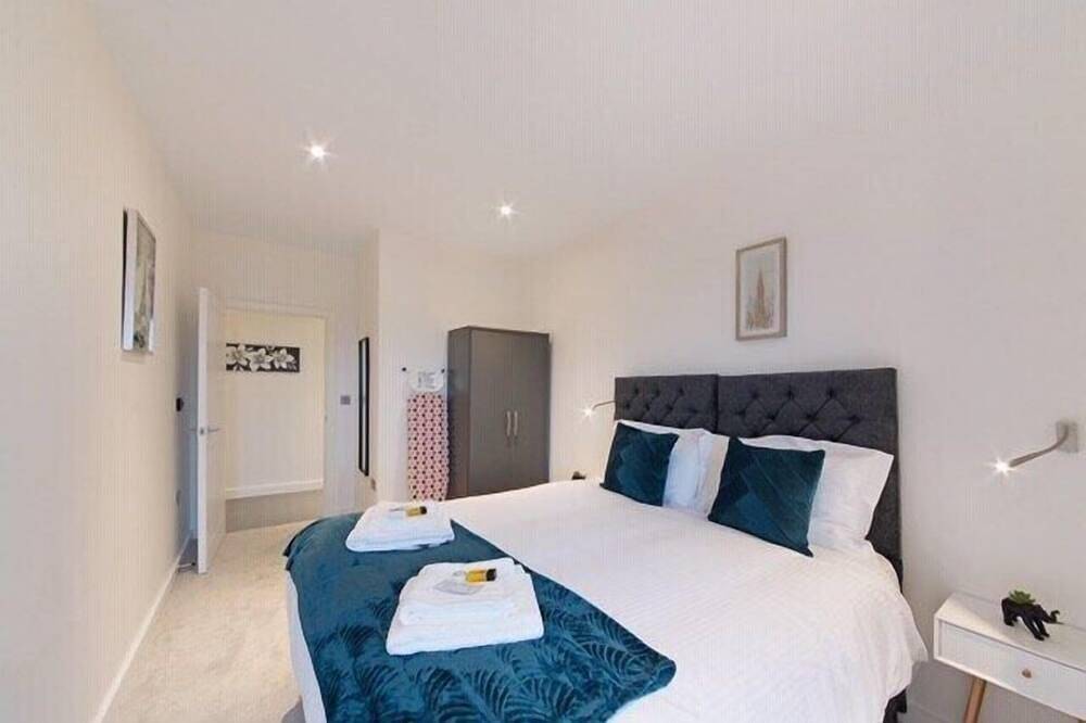Entire apartment, *Magnificent |Kingbed |Wi-Fi | Short & Long Stays* in Hertfordshire