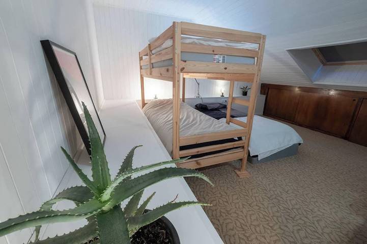 Ganze Wohnung, Bright duplex apartment with valley views in Saint-Léger-les-Mélèzes, Nationalpark Écrins