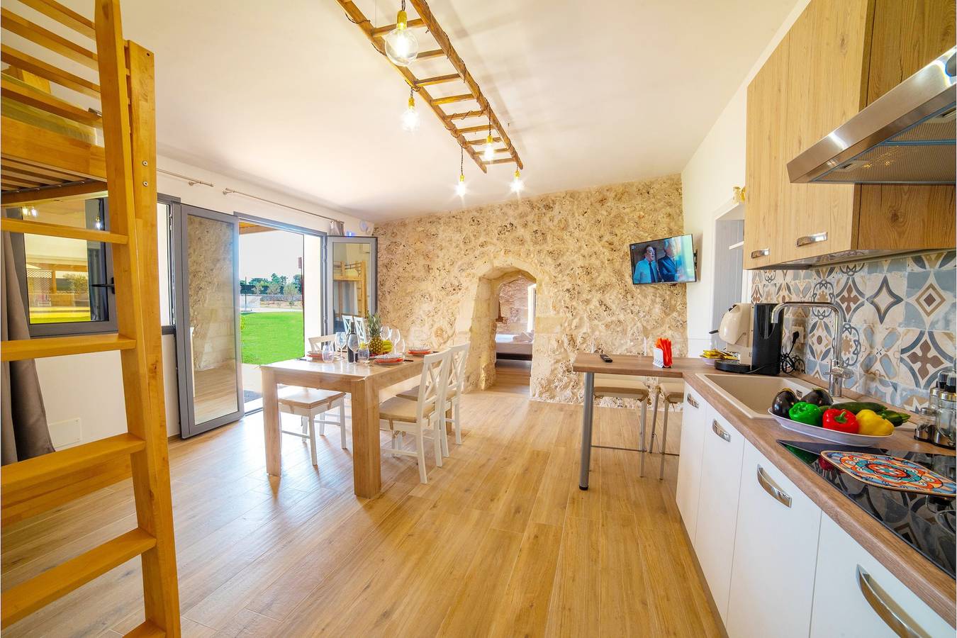 Trullo Tenuta Mary with Heated Pool in Carpignano Salentino, Provincia di Lecce