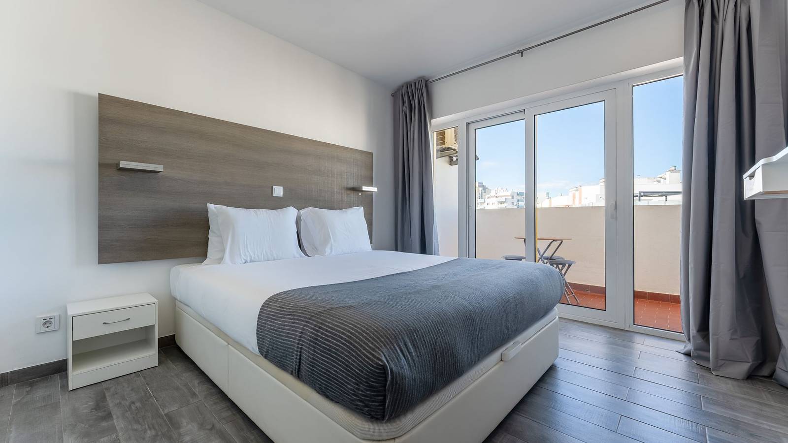 Ganze Wohnung, Red Velvet 1 Bdr Flat With Balcony by Lovelystay in Praia da Rocha, Portimão
