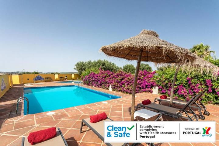 Hôtel pour 3 personnes, avec Terrasse et Jardin ainsi que Bassin pour enfant et Piscine