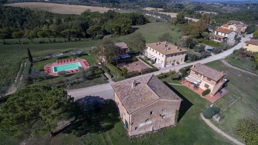 Agriturismo per 4 persone, con panorama e giardino nonché piscina, con animali domestici a Castelfiorentino