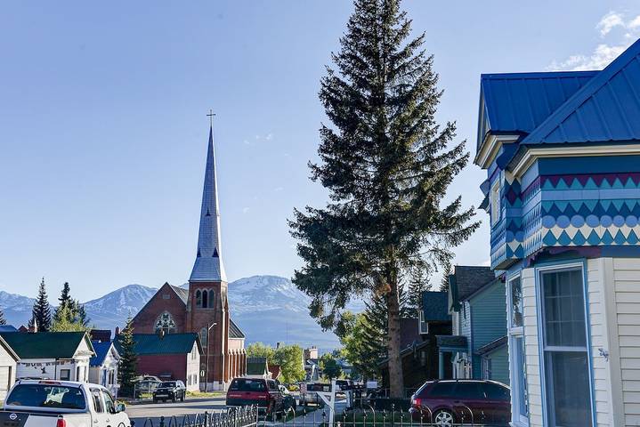 Vacation rental for 10 people, with yard and hot tub in Leadville