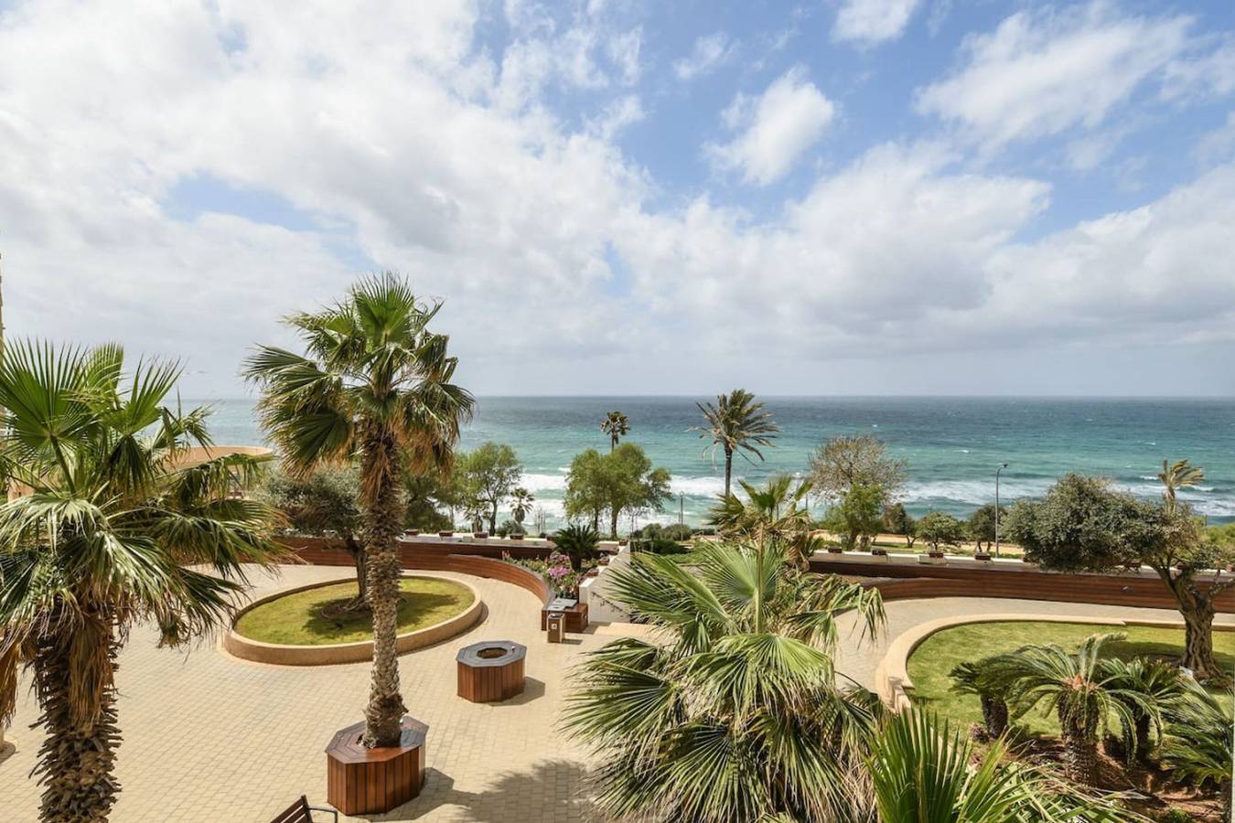 Ganze Wohnung, Seaside Escape with Private Patio in Netanja, Zentralbezirk (Israel)