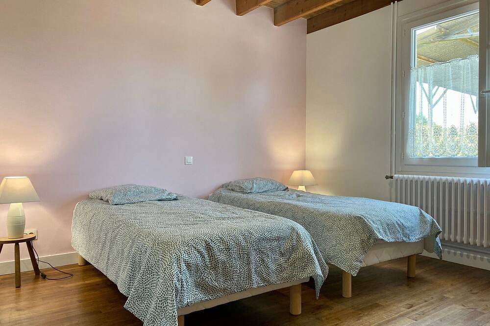 Maison de vacances spacieuse près de la forêt, avec jardin, cheminée, wifi, et équipements de loisirs. in Le Gâvre, Région de Châteaubriant