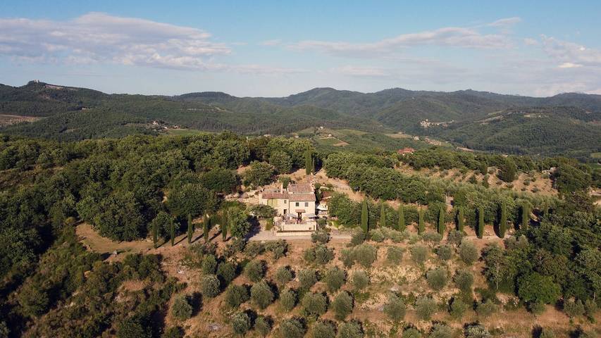 "Villa Erbolino" con giardino privato, vasca da bagno in pietra all'aperto e Wi-Fi in Vertine, Gaiole in Chianti