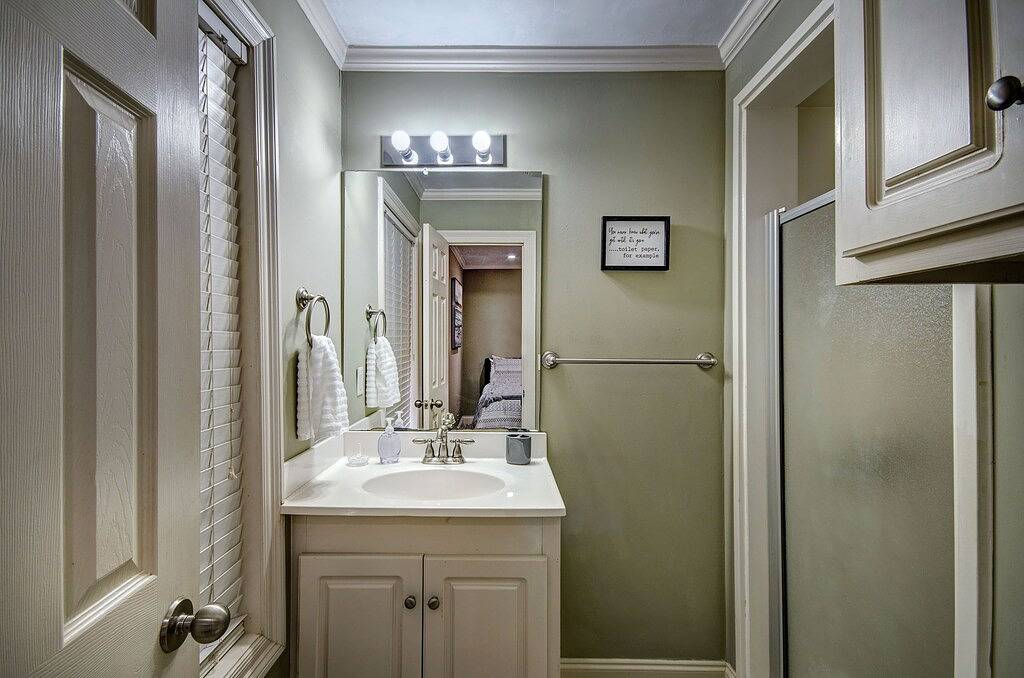 Relax in Shady Oaks Near Hospitals & Dining in Jackson, Hinds County