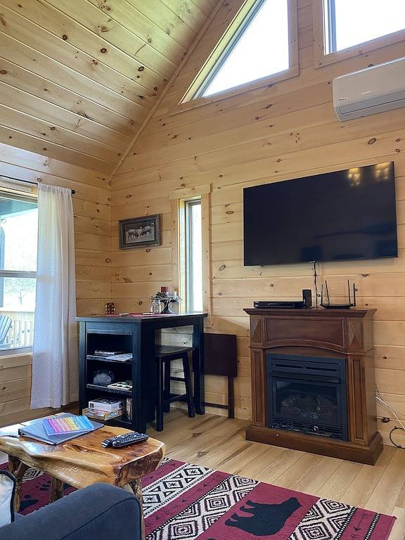 5 min to Polar Express and Downtown Bc - Romantic little cabin with Hot Tub in Fontana Lake