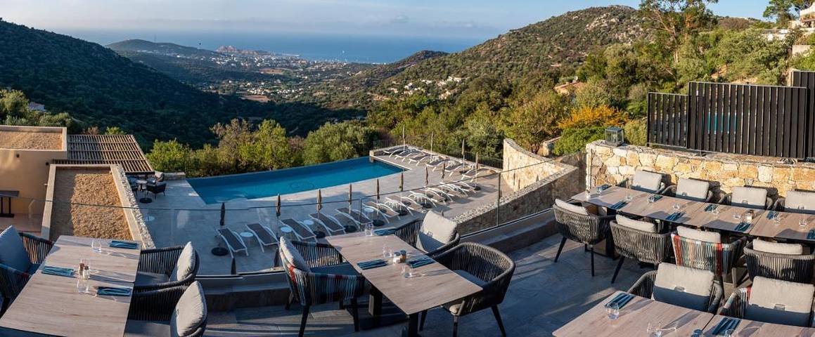 Hôtel pour 3 personnes, avec terrasse ainsi que piscine et vue, animaux acceptés