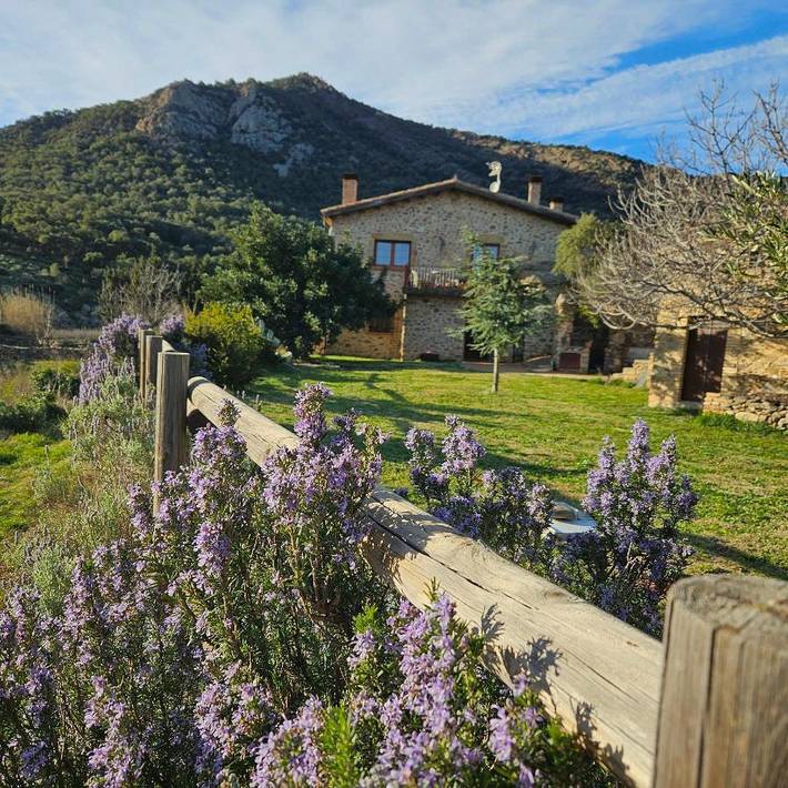 Maison de campagne pour 8 personnes, avec piscine ainsi que vue et jardin à Cantallops