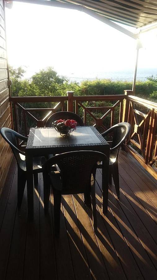 Location de vacances pour 4 personnes, avec jardin ainsi que vue et piscine dans Plage de Petite Anse - 2