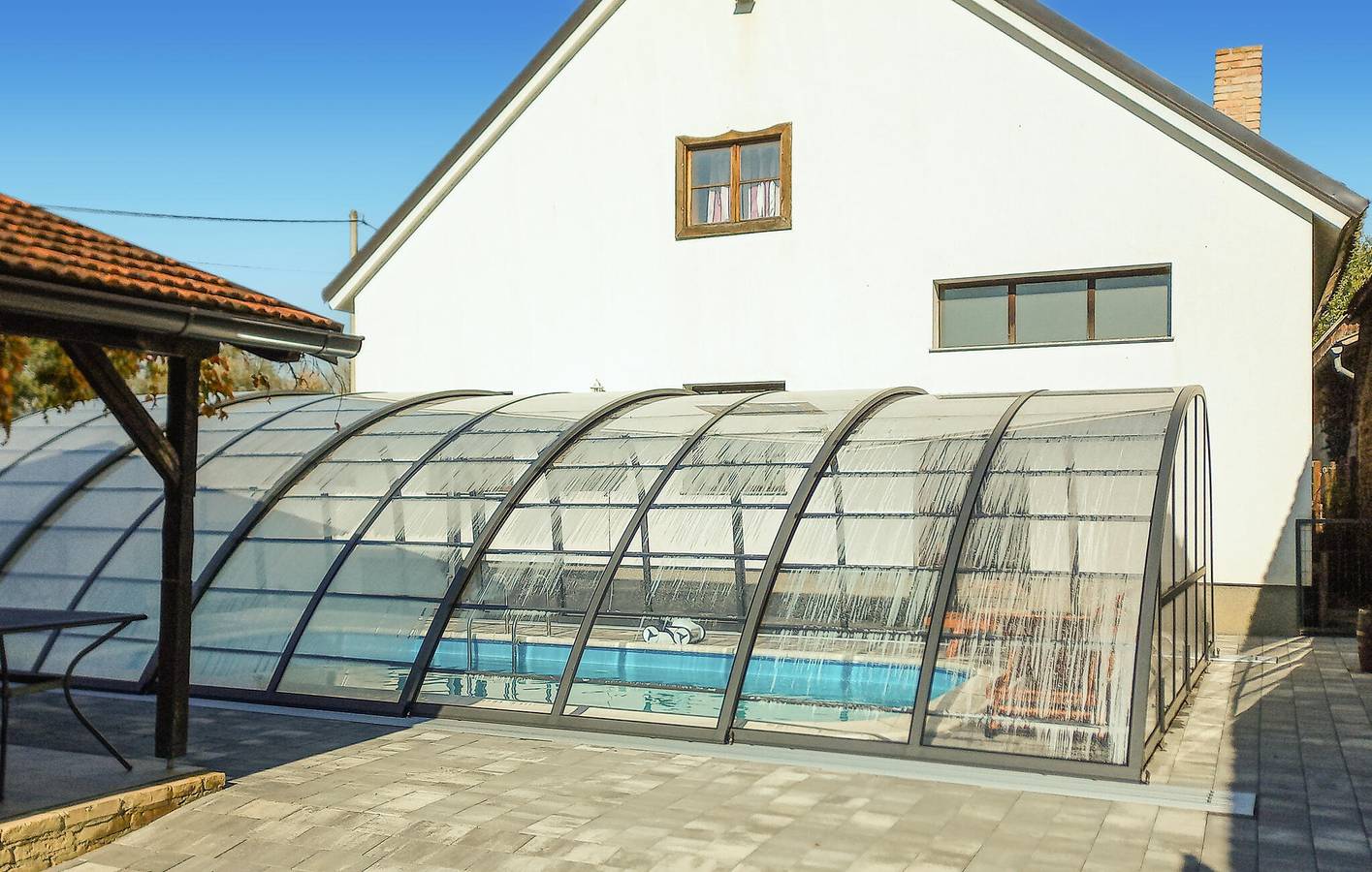 Modernes Apartment mit Pool, WLAN und Grill in der Nähe der Save in Sisak-Moslavina
