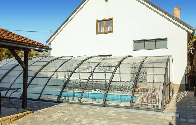 Modernes Apartment mit Pool, WLAN und Grill in der Nähe der Save in Sisak-Moslavina