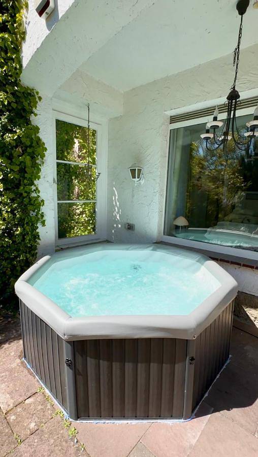 Ferienwohnung für 6 Personen, mit Whirlpool und Terrasse sowie Garten und Pool
