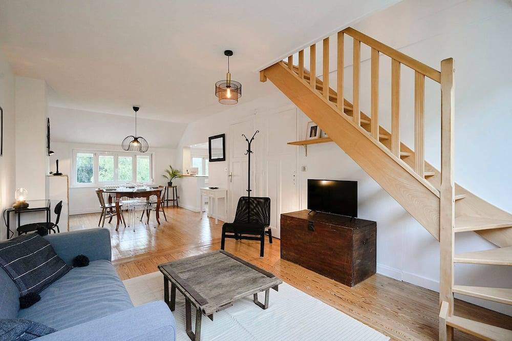 Entire apartment, 2-bedroom duplex apartment near tramway. in Marcq-en-Barœul, Lille region