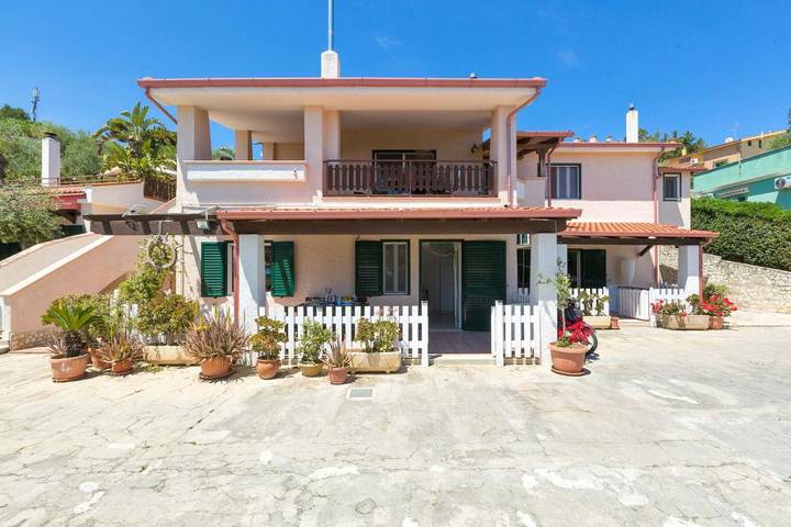 Gîte pour 6 personnes, avec jardin et terrasse, animaux acceptés à Vieste - 2