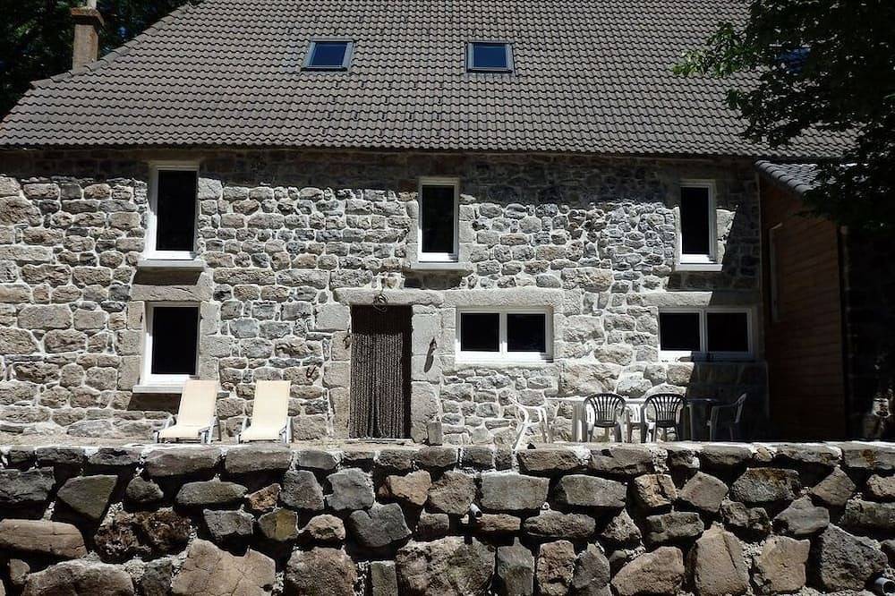 Lovely gîte just a stone's throw from Lake Issarles and Mont Gerbier de Jonc. in Cros-de-Géorand, Ardèche